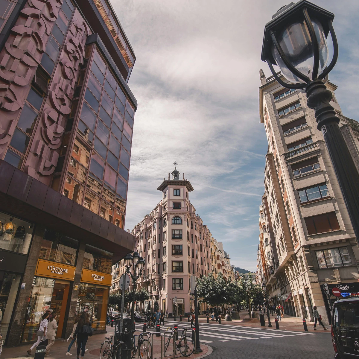 Tour libre por los barrios céntricos de Bilbao con audioguía disponible