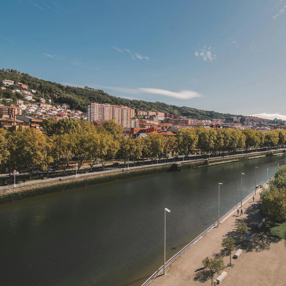Explora la Ría de Bilbao sin reservas, solo tú y la ciudad