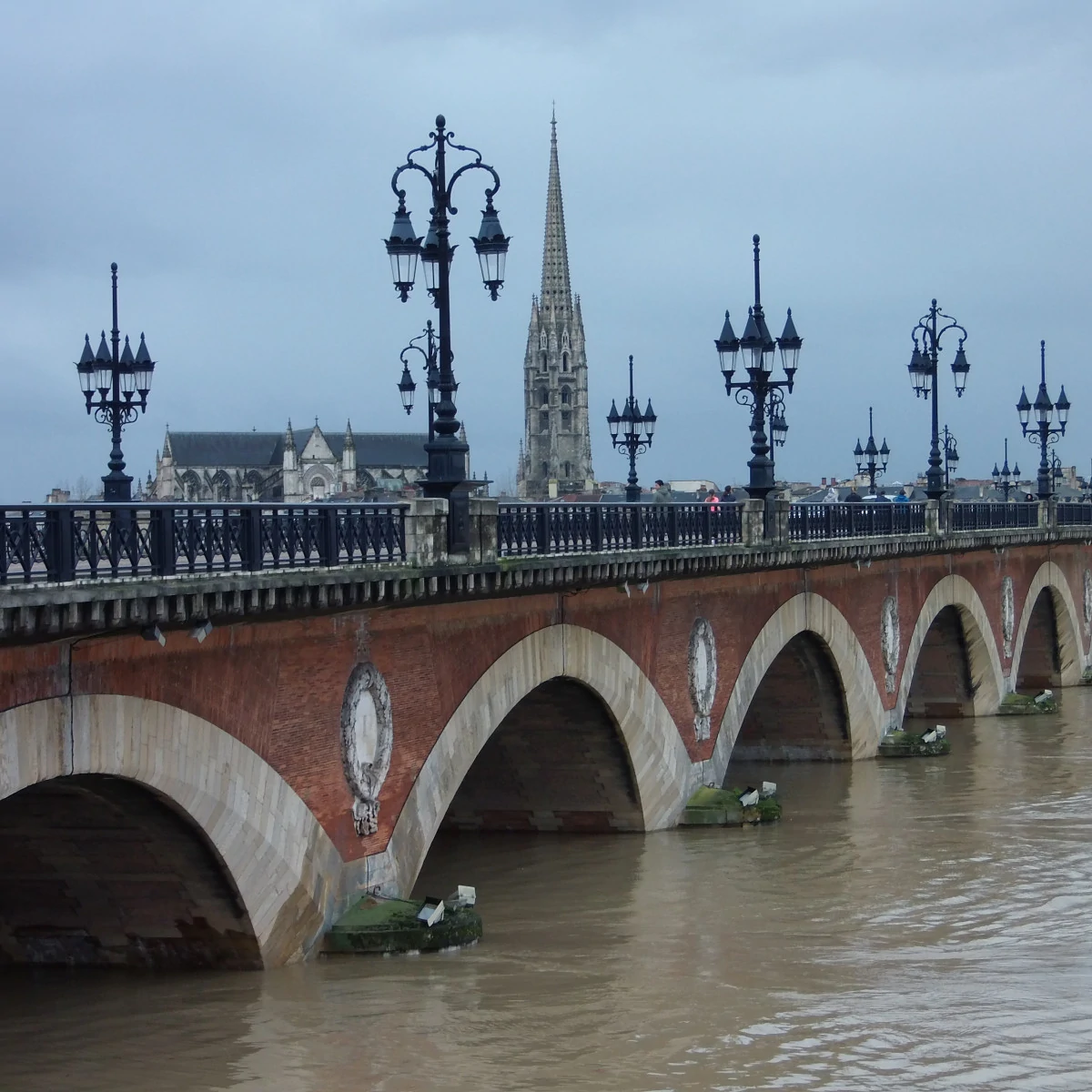 Découvrez le Pont de Pierre à la ville de Bordeaux
