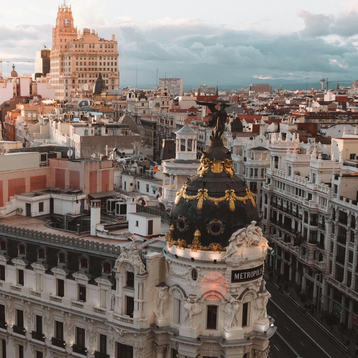 Tour libre por la Gran Vía de Madrid con audioguía activada