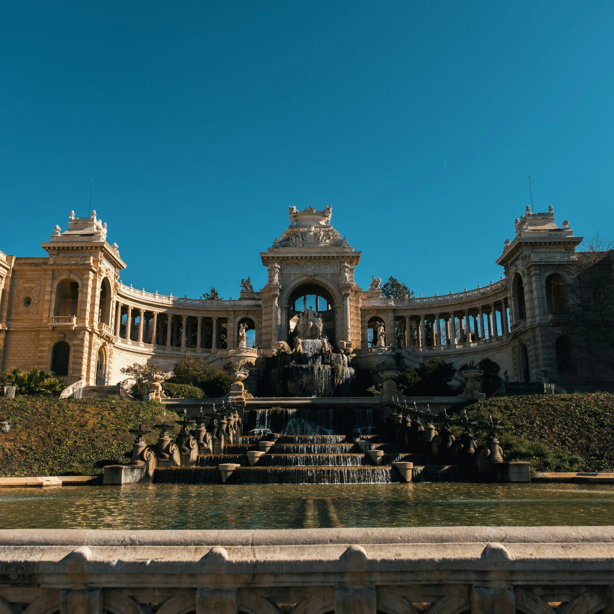 Explorez le Palais Longchamp sans réservation, juste vous et la ville
