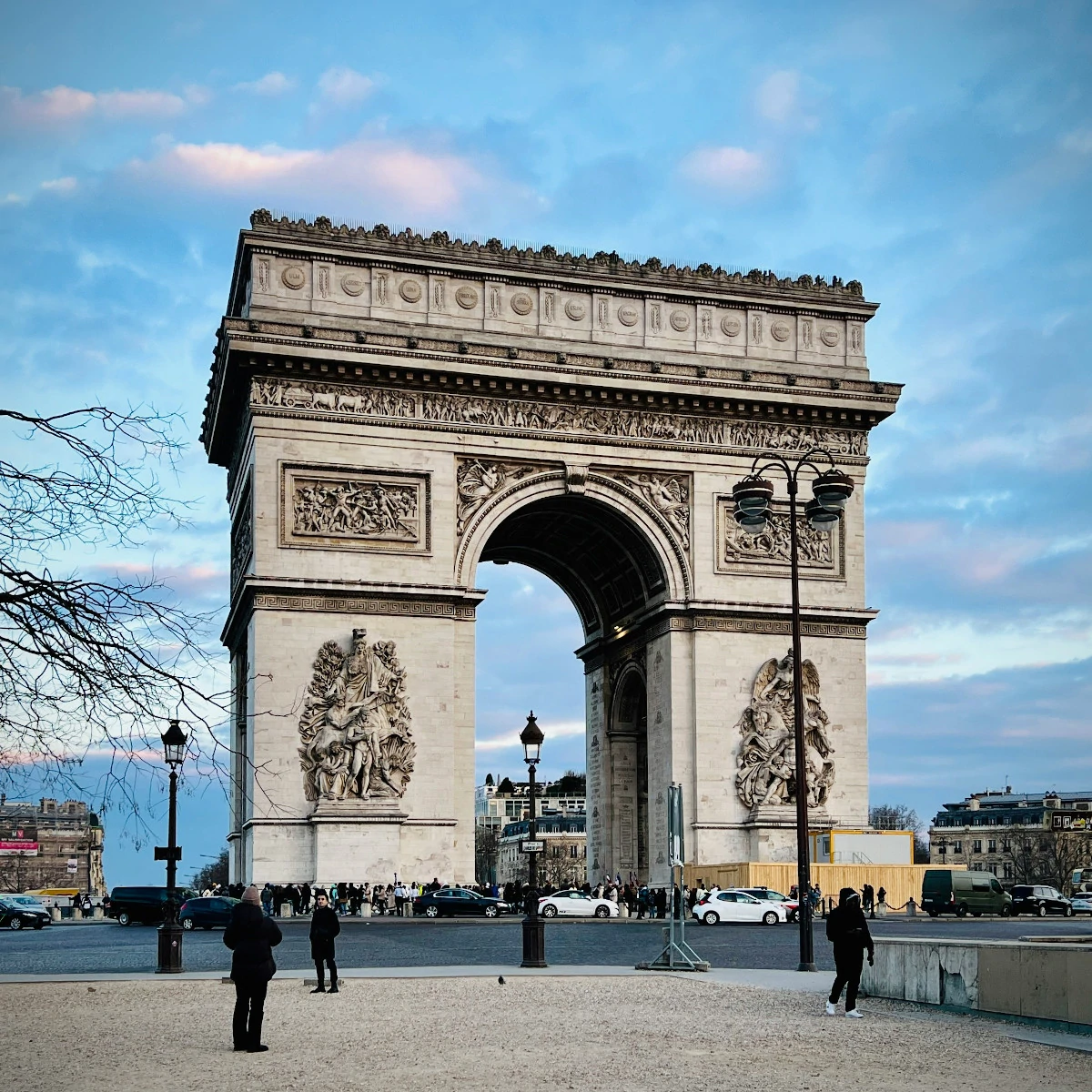 Découvrez l'Arc de Triomphe avec vue sur la ville de Paris