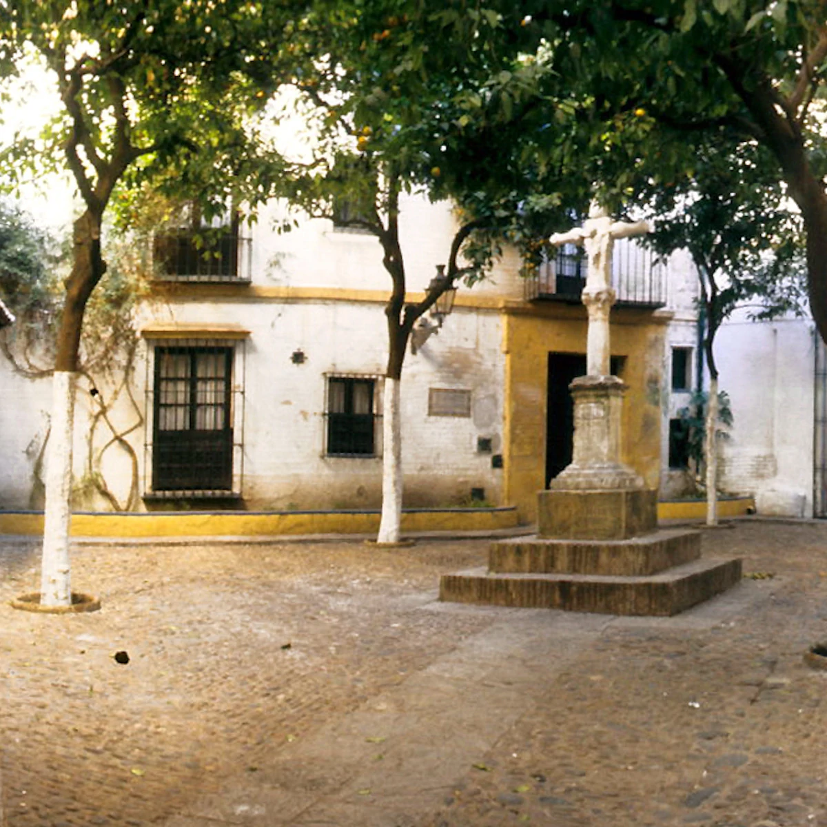 Explora el Barrio de la Santa Cruz en Sevilla sin reservas, solo tú y la ciudad