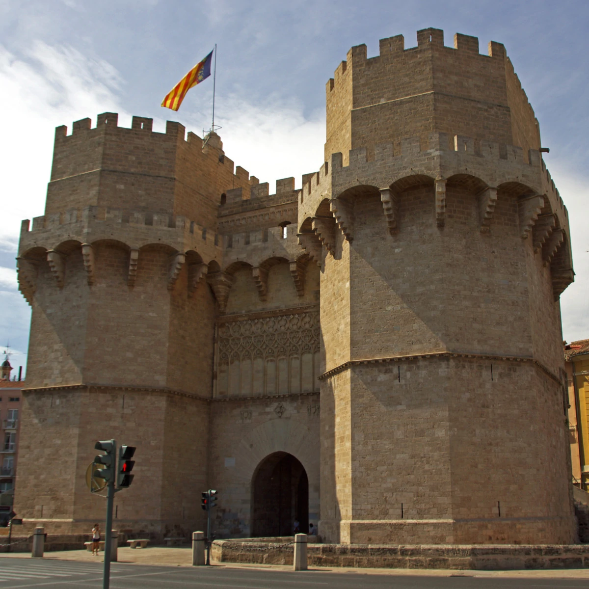 Tour libre por las Torres Quart y de los Serranos con audioguía disponible